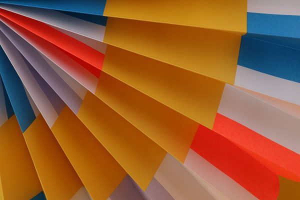 Vibrant paper layers create an abstract geometric pattern showcasing a rainbow of colors. Abstrait 4K