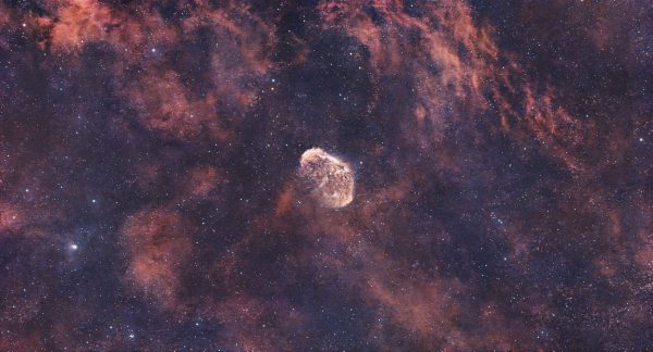 Vibrant photo of the Crescent Nebula amidst a colorful cosmic landscape. Espace 4K
