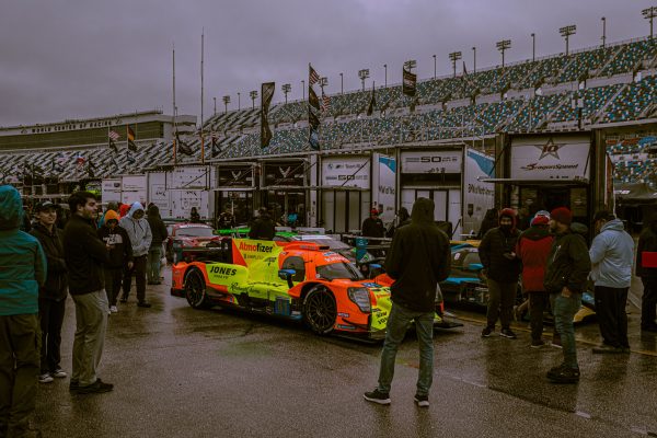 Vibrant race cars and fans at Daytona racetrack on a cloudy day. Voitures 4K