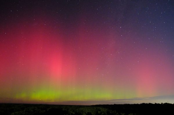 Vibrant Southern Lights display over Blind Bight with bright red and green hues against a starry night sky. Espace 4K