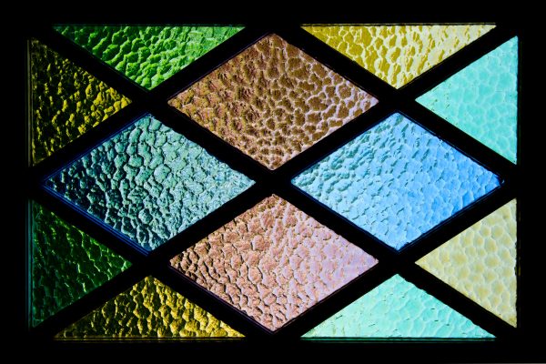 Vibrant stained glass featuring textured geometric patterns and colorful hues. Abstrait 4K