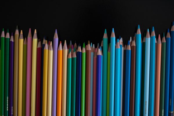 Vibrant vertical arrangement of colored pencils on a dark background. Abstrait 4K