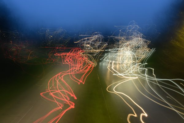 Vivid light trails on a road at night in Craigavon, Northern Ireland. Voitures 4K